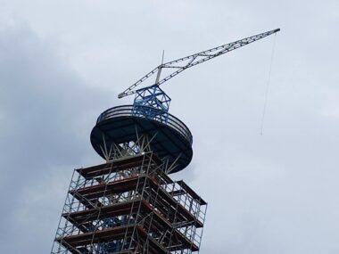 Rusztowania na wieży spadochronowej. Co tam się dzieje? Wieża spadochronowa w parku Kościuszki zostanie wyremontowana