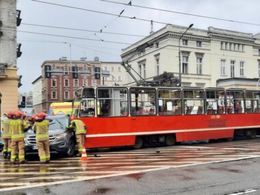 Tramwaj wbił się w bok samochodu na ul. Warszawskiej Wypadek Katowice Warszawska 11 10 2025