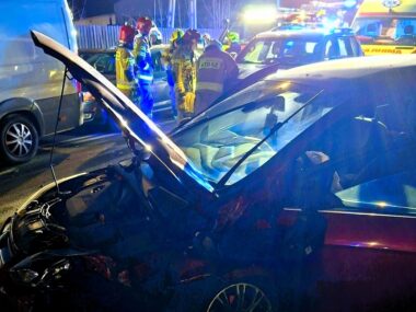 Samochód z impetem wjechał w grupę ludzi na przystanku Wypadek, Ujsoły, 3 kwietnia 2026