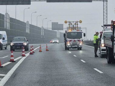 Wypadek na A4. Tir uderzył w bariery, a w niego osobówka Wypadek na A4 Iveco uderzył w bariery