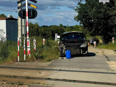Pociąg uderzył w auto. Wjechało na przejazd na czerwonym Wypadek na przejeździe między Krzyżanowicami a Roszkowem