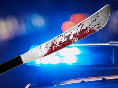 Mężczyzna z maczetą w ręku zmarł od policyjnych kul Sosnowiec. Policja oddała strzały do mężczyzny z maczetą. 31 lipca 2025.