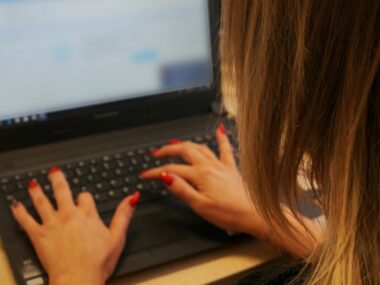 „Żołnierz niemiecki” oszukał kobietę na ponad 65 tys. zł Zawiercie. Oszustwo matrymonialne.