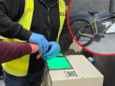 Zawiercie. Park przy ulicy Piotra Ściegiennego. Pijany rzucał butelkami w dzieci i uszkodził rower jednemu z nich. 11 maja 2026 Zawiercie. Park przy ulicy Piotra Ściegiennego. Pijany rzucał butelkami w dzieci i uszkodził rower jednemu z nich. 11 maja 2026
