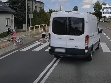 Wyprzedzał dostawczakiem tuż przed przejściem z dzieciakami Zawiercie. Ul. Siewierska (DK78). Wyprzedzanie przed przejściem dla pieszych gdy przechodzą dzieci z rowerami. Ford Transit. 20 sierpnia 2026