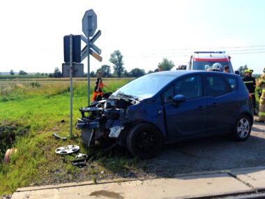 Samochód wjechał pod pociąg na niestrzeżonym przejeździe Zderzenie auta z pociągiem, Racibórz