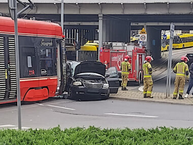 Zderzenie tramwaju z autem w Katowicach. Ranna pasażerka Zderzenie tramwaju z samochodem w Katowicach