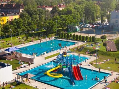 Gdzie się wybrać, gdy w chorzowskiej “Fali” brakuje miejsc? Basen plenerowy Miejskiego Ośrodka Sportu i Rekreacji przy ul. Olimpijskiej 3