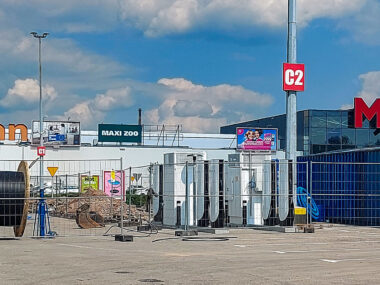 W Bytomiu naładujesz Teslę. Stacja Supercharger przed M1 Budowa stacji ładowania Tesla Supercharger w Bytomiu