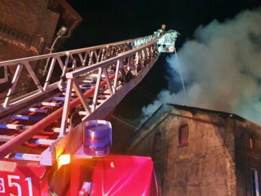 Nocny pożar w Bytomiu. Ogień gasiło blisko 50 strażaków Nocny pożar w Bytomiu. Z ogniem przez kilka godzin walczyło blisko 50 strażaków