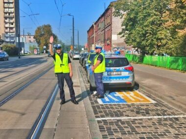 „Bezpieczna droga do szkoły”. Policjanci dbają o uczniów „Bezpieczna droga do szkoły”. Policjanci z Chorzowa dbają o najmłodszych