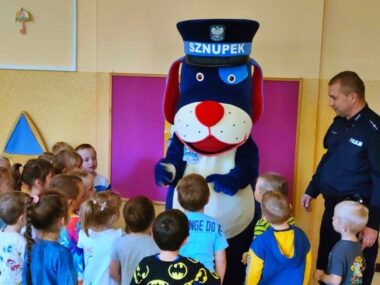 Gliniarze w przedszkolu. Mundurowi edukowali dzieci Gliniarze w przedszkolu. Mundurowi z Chorzowa edukowali dzieci