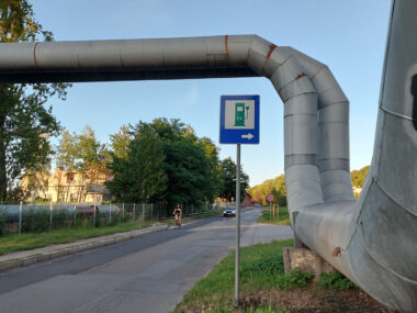 Rury znikną z krajobrazu. PEC zakopie je pod ziemią Napowietrzna linia ciepłownicza przy ul. Kilara w Bytomiu