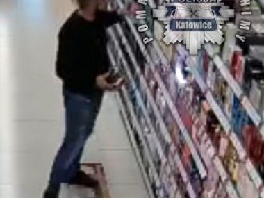 Wyszedł z drogerii bez płacenia. Rozpoznajesz go? Czlowiek kradnie w rosmanie 2