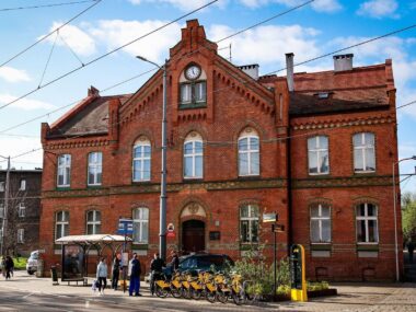 Historyczny zegar powrócił na ul. Gliwicką w Katowicach Dawny ratusz zaleze katowice
