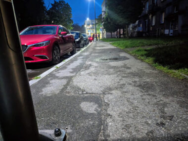 Tychy: miasto bierze się za chodniki Chodnik przy ulicy Curie-Skłodowskiej w Tychach