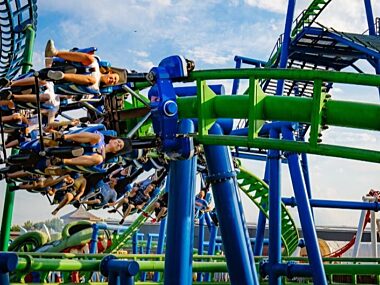Pociągi z Katowic do Energylandii utknęły na przebudowie Energylandia