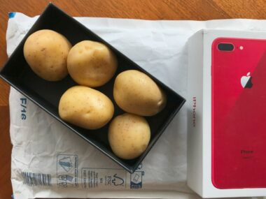 iZiemniak? Kupiła telefon przez Internet. Dostała… kartofle! iZiemniaki. Mieszkanka Łaz dostała kartofle zamiast drogiego telefonu. Zdjęcie poglądowe.