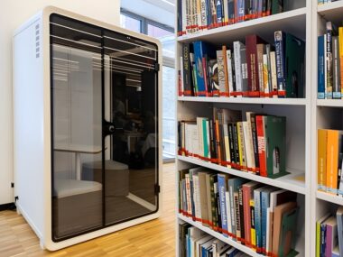 Studenci potrzebują spokoju? Kabiny wyciszające na uczelni Politechnika Śląska zainstalował kabiny akustyczne