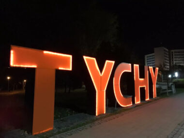 Tychy w świadomościowej kampanii "Dzieciństwo bez przemocy" Napis "Tychy,x podświetlony 19 listopada 2023