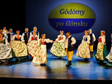 Statuetki ,,Kamrata Ślōnskij Gōdki” trafiły do pięciu osób Statuetki ,,Kamrata Ślōnskij Gōdki” trafiły do pięciu osób. Uroczysta gala odbyła się w Chorzowie