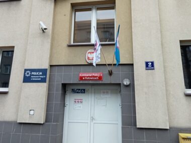 Z okna na III piętrze wypadło dziecko, policja bada sprawę Komenda