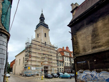 Spacer śladami archeologicznych odkryć na pl. Klasztornym Kościół św. Wojciecha w Bytomiu podczas remontu