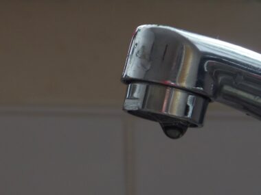 Awaria sieci wodociągowej na osiedlu Tysiąclecia Kran