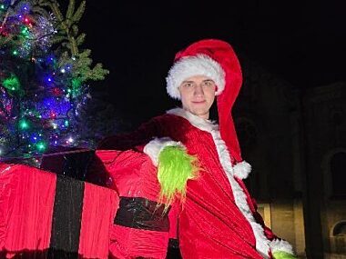 Tarnogórski Grinch-Mikołaj podbija ulice. Zobaczcie zdjęcia! Świąteczna akcja Krzysztofa Wawrosia w Tarnowskich Górach