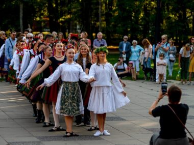 Młodzi tancerze z Bytomia i Berlina wystąpili w Parku Kachla Lato z polonezem wspolny wystep mlodziezy z berlina i bytomia 2