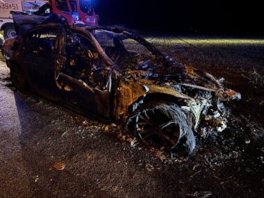 Spalony samochód, kolizja z motocyklem i potrącona piesza Pożar samochodu w Łubiu