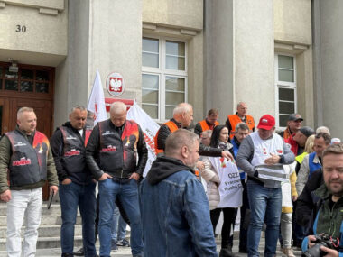 Hutnicy zapowiedzieli protest, Braun podpalił flagę Unii W Katowicach hutnicy zapowiedzieli protest, który ma się odbyć 21 maja 2025 roku