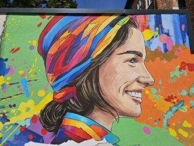 Bielsko-Biała: Nowy mural na dziedzińcu zabytkowej kamienicy Mural bielsko biala hold dla miasta 2