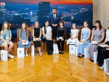 Prezydent Katowic nagrodził artystycznie uzdolnioną młodzież Nagrody uczniowie katowice 03
