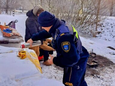 Strażnicy i policja patrolują zimowe koczowiska bezdomnych Straż Miejska w Tychach zimą