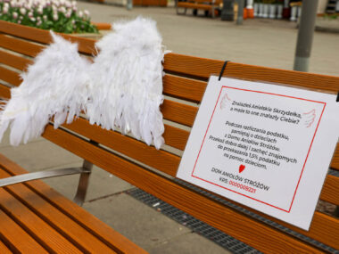 Ławki na Rynku w Katowicach ,,dostały skrzydeł" Oskrzydlone lawki katowice