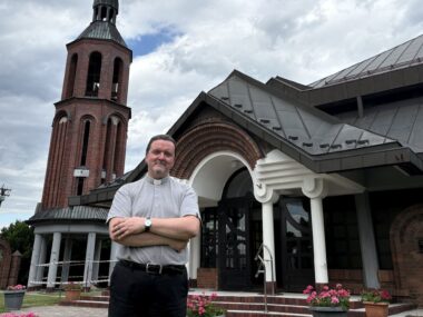 "Jeśli Bóg mówi wszystkimi językami, po śląsku też poradzi" Ks. Marcin Piasecki, proboszcz Parafii Matki Bożej Królowej Aniołów w Tychach-Wilkowyjach