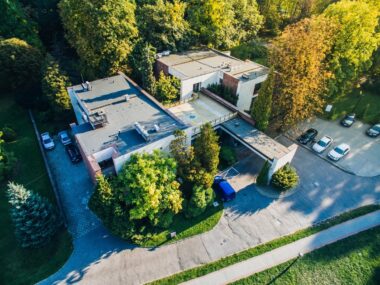 Architektura „skromna”, ale zaprojektowana przez mistrzów. Budynek dyrekcji Parku Śląskiego w remoncie Architektura „skromna”, ale zaprojektowana przez mistrzów. Budynek dyrekcji Parku Śląskiego w remoncie