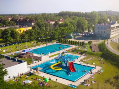 Basen plenerowy i wodny plac zabaw w Piekarach już otwarte Basen w Piekarach Śląskich