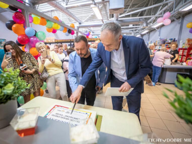 Zakupy za półdarmo i tort na 2. urodziny sklepu Spichlerz Pierwsze urodziny sklepu społecznego w Tychach