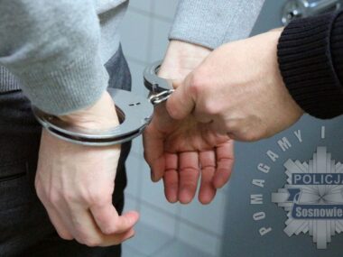 Sosnowiec. 40-latek ukradł samochód z ulicy Dziewiczej Policja kajdanki