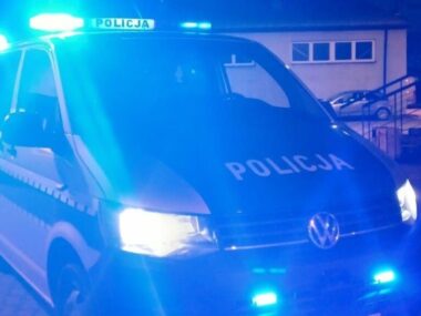 Ojciec zabił mu psa, więc doniósł na niego na policję Policja radiowoz noc