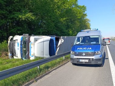 Zdarzenie na A4. Ciężarówka wypadła poza barierki Zdarzenie drogowe na autostradzie A4 na wysokości Rudy Śląskiej