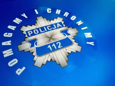 Schowała się przed policją w łazience, a drzwi zakryto kocem Policja