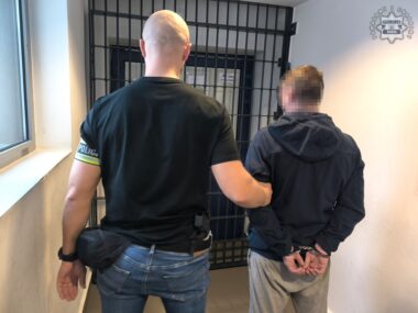 Dwóch agresywnych mężczyzn pobiło 34-latka. Są już zarzuty Policjanci zatrzymali sprawców pobicia