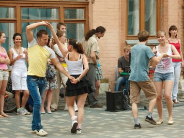 Kino plenerowe i potańcówka na Placu Teatralnym w Zabrzu Potancowka zabrze