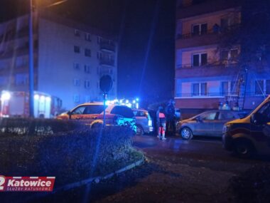 Katowice. Pożar mieszkania na pierwszym piętrze w bloku Pozar zurawia katowice