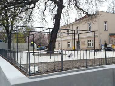 Przed Ulem wyrosła... trybuna Przebudowa skweru przed Ulem