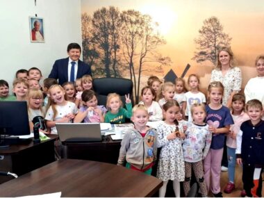 Jak to jest być burmistrzem Kalet? Sprawdzały przedszkolaki Wizyta przedszkolaków w Urzędzie Miasta Kalety
