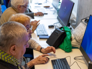 Miliony na politykę senioralną w Katowicach Punkt cyfrowego wsparcia seniorów
